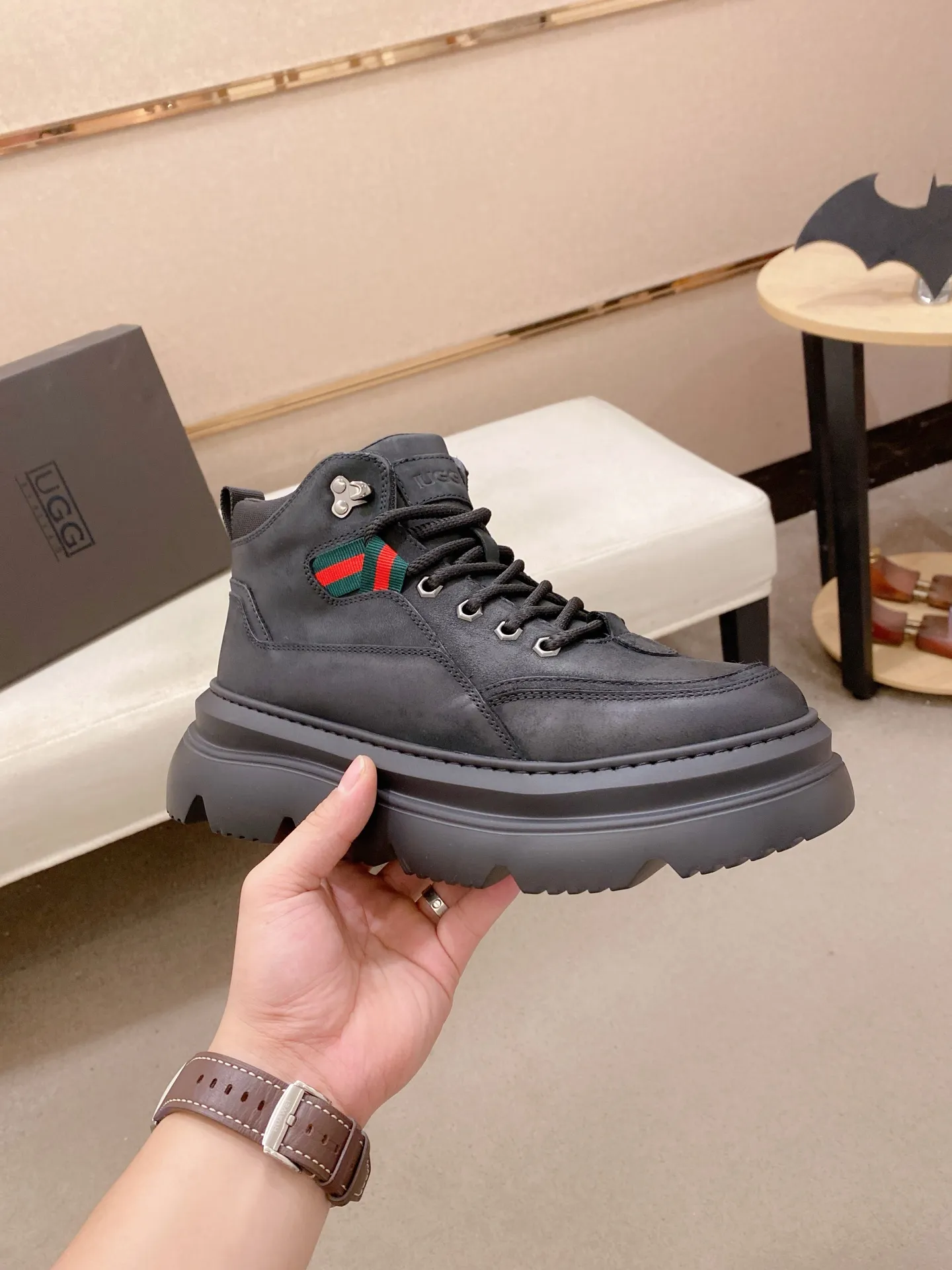 Factory price: 700💰New UGG fur-integrated men's simple and fashionable snow shoes. The most worth buying at the end of this year are warm casual shoes. Whether you are out and about at home, their comfortable and warm performance will be your most suitable fashion companion! The material is cowhide upper and imported wool is used inside. Two layers of cowhide for warmth and comfort! The eva+ rubber patch outsole is cushioned, non-slip and wear-resistant, and has good elasticity. It is light and wear-resistant, comfortable and soft, and the new simple cut is more fashionable. It has both practicality and fashion sense, so you no longer have to worry about how to match it in winter, while still maintaining your fashionable taste. High-quality genuine wool produced in Dongguan. The material depends on the details! Size: 39-40-41-42-43-44-45 sneaker size
